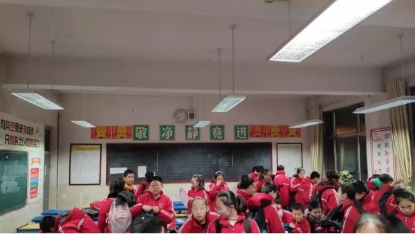 用健康之光守護成長，教室照明改造達標(biāo)計劃如火如荼進行~