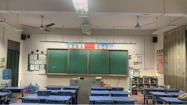 教室照明<i style='color:red'>改造后</i>，燈光明亮了，但是燈光很柔合，不刺眼