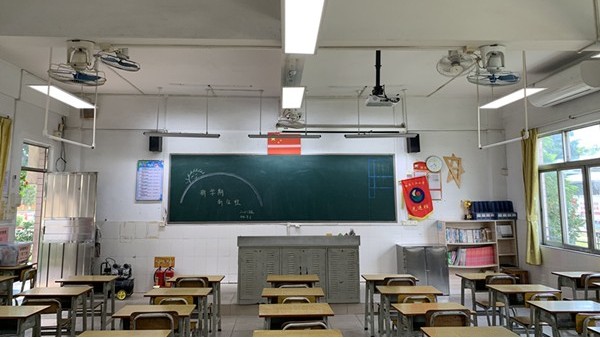教室照明<i style='color:red'>改造后</i>，燈光變?nèi)岷土?，?duì)孩子們預(yù)防近視更有效了