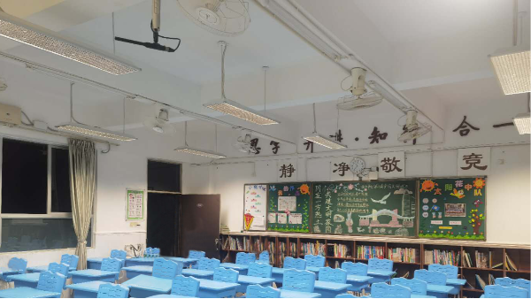 華輝照明營造符合國家標(biāo)準(zhǔn)要求的教室照明，有效降低學(xué)生近視率