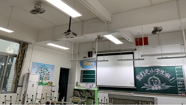 <i style='color:red'>看不清</i>黑板？教室照明的反光、眩光問題應該怎么處理？